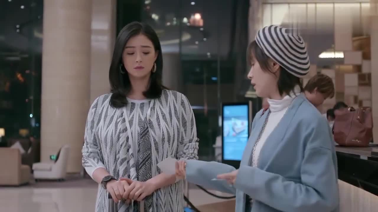 曲筱绡刚走,樊胜美立马绷不住了,蹲在墙角嚎啕大哭