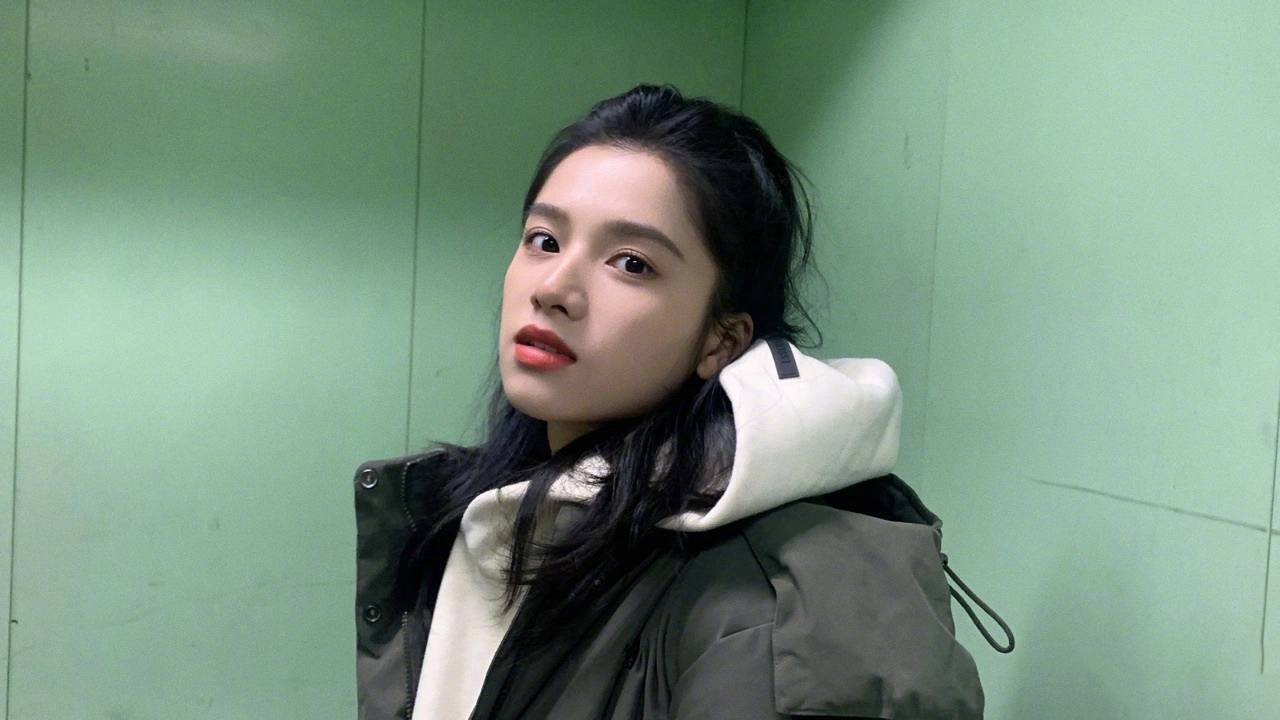 张婧仪私服更新一则身穿米白色卫衣外搭军绿色羽绒服