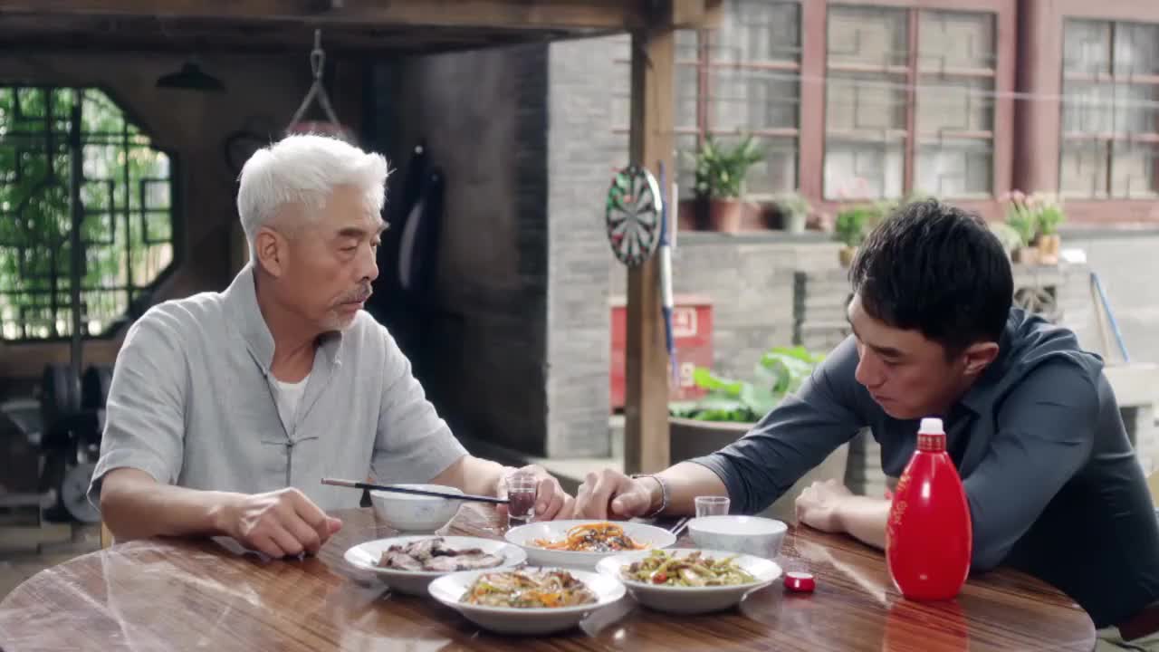 背着奶奶进城邱鹏飞喝醉之后诉苦母亲知道后会怎么做呢