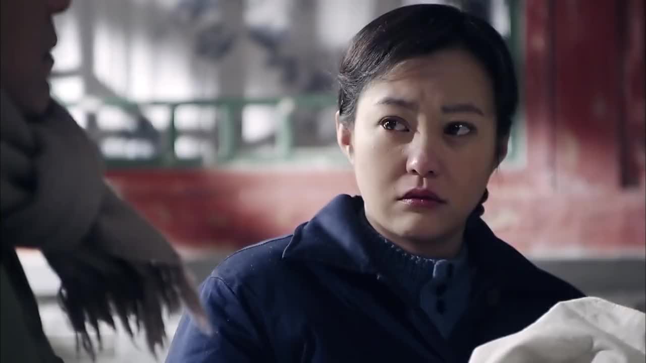 情满四合院傻柱向三大妈打听冉老师三大妈夸赞冉老师的样貌