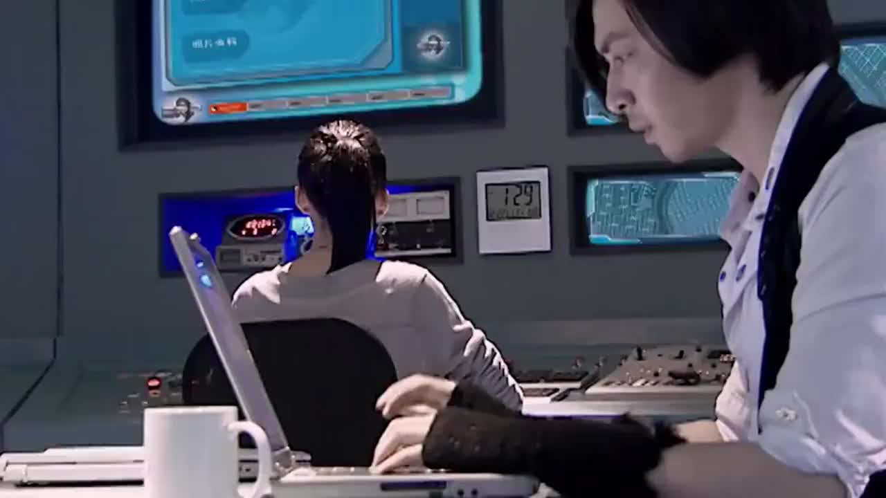 铠甲勇士铠传美真与东杉一起研究光影村后人的特有特征