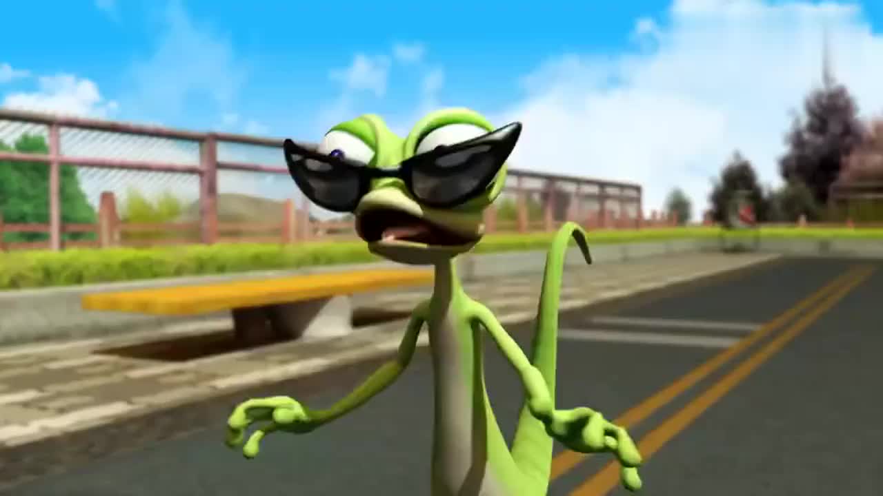 倒霉熊倒霉熊也学蜥蜴钻圈结果被卡在里面倒霉熊太胖了