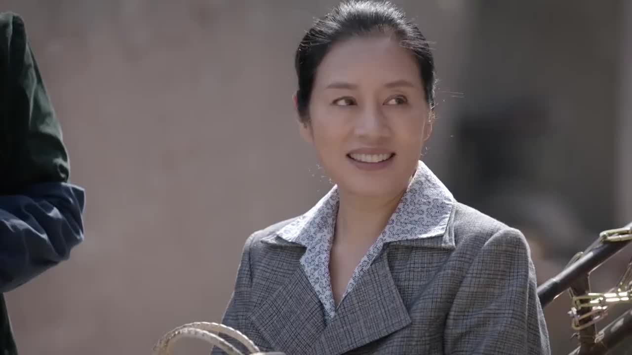 绽放吧百合俩大妈为了女婿的事当众骂街场面十分激烈