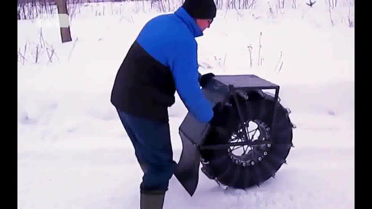 牛人制作的简易雪地车，一台发动机一个轮胎，厉害了