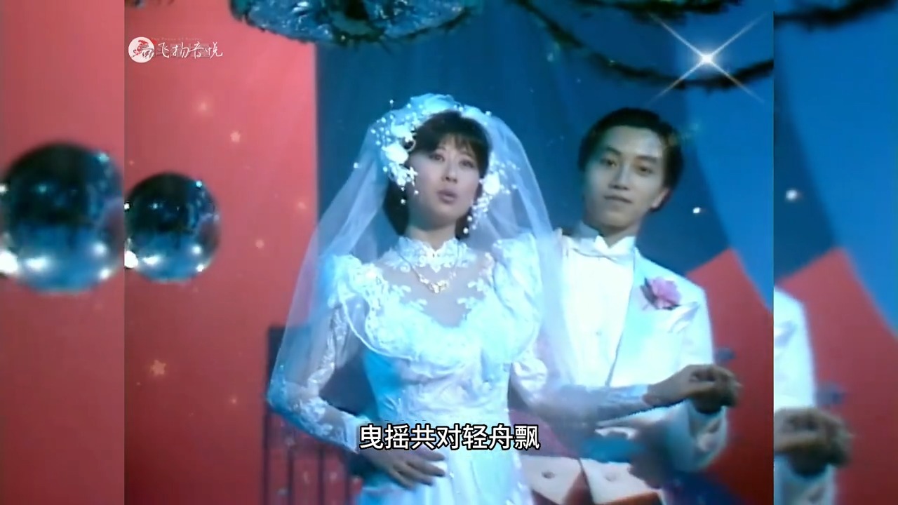 穿婚纱的叶倩文用情演唱《双星情歌》，眼里满满的都是爱意！