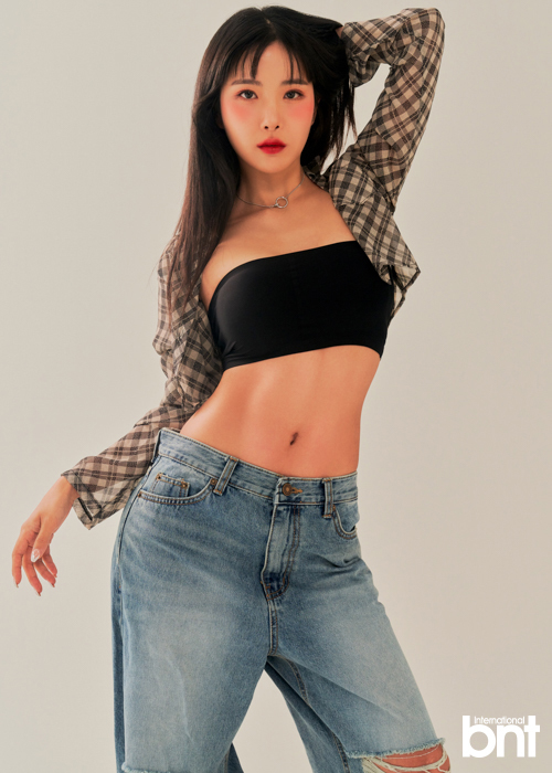 韩国女团rainbow成员赵贤荣写真秀身材