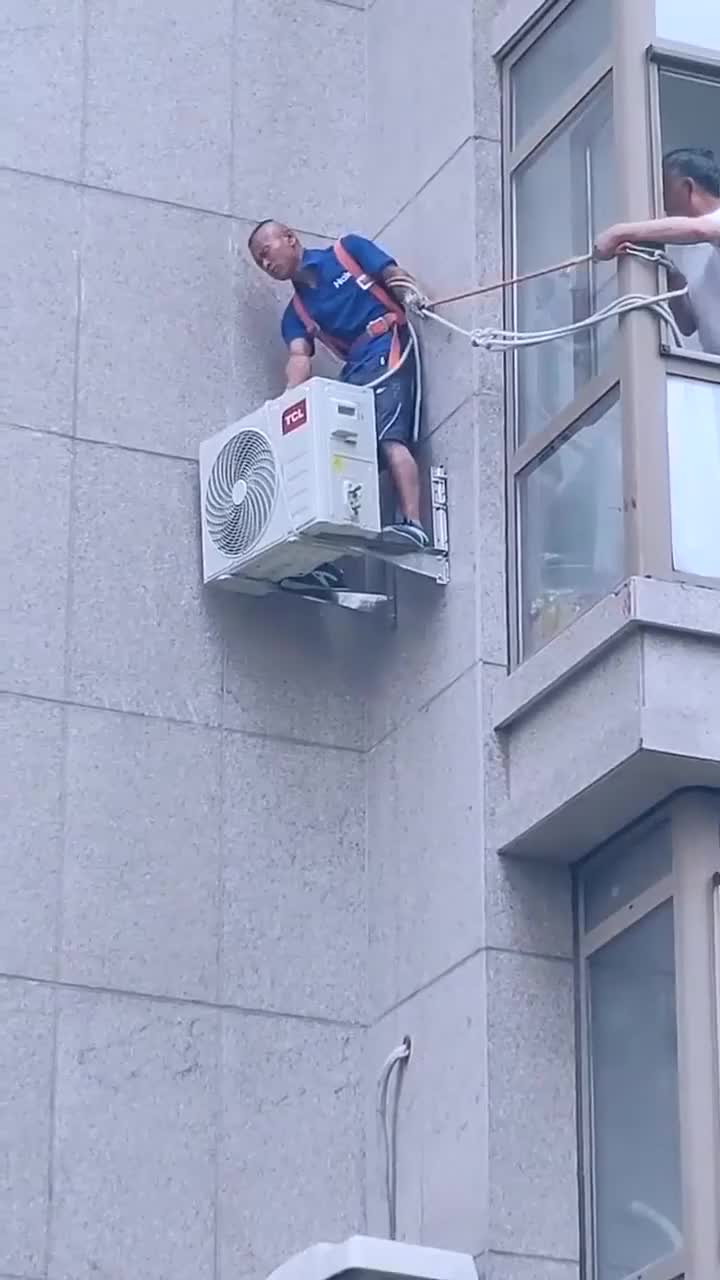 当装空调的师傅说需要给点高空作业费的时候请不要犹豫