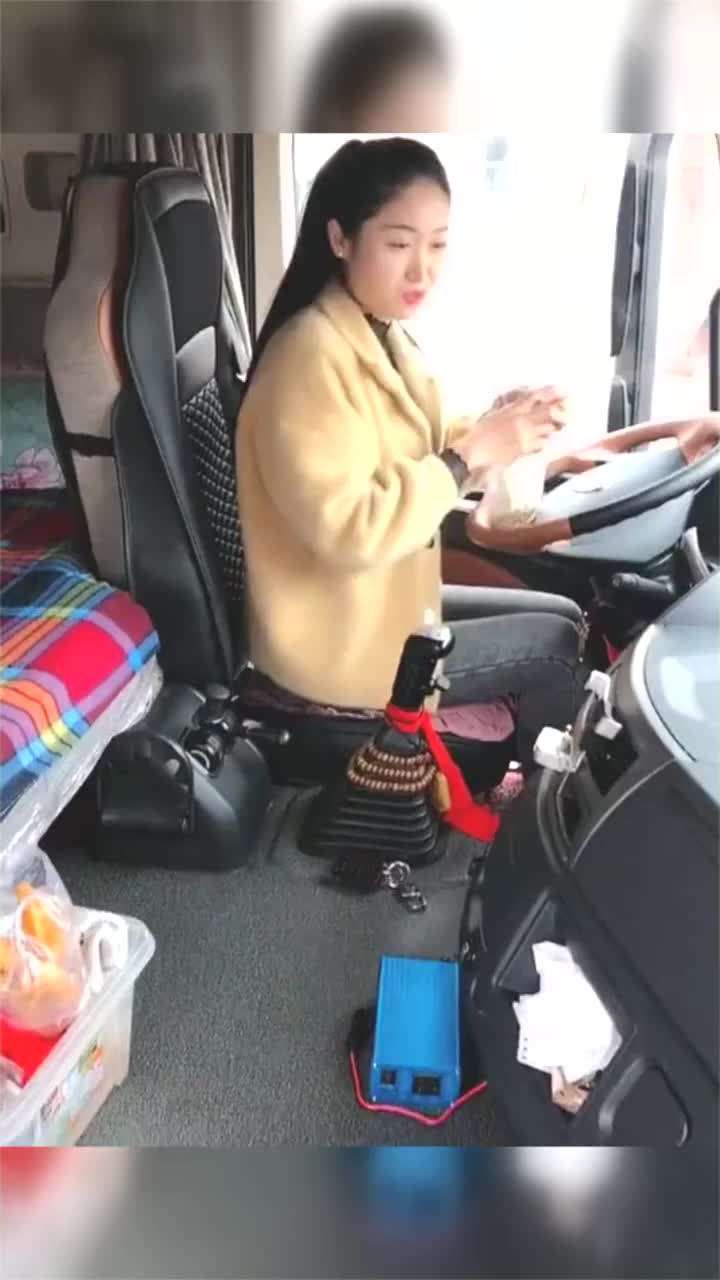 卡车女司机朵朵什么情况这么着急下车