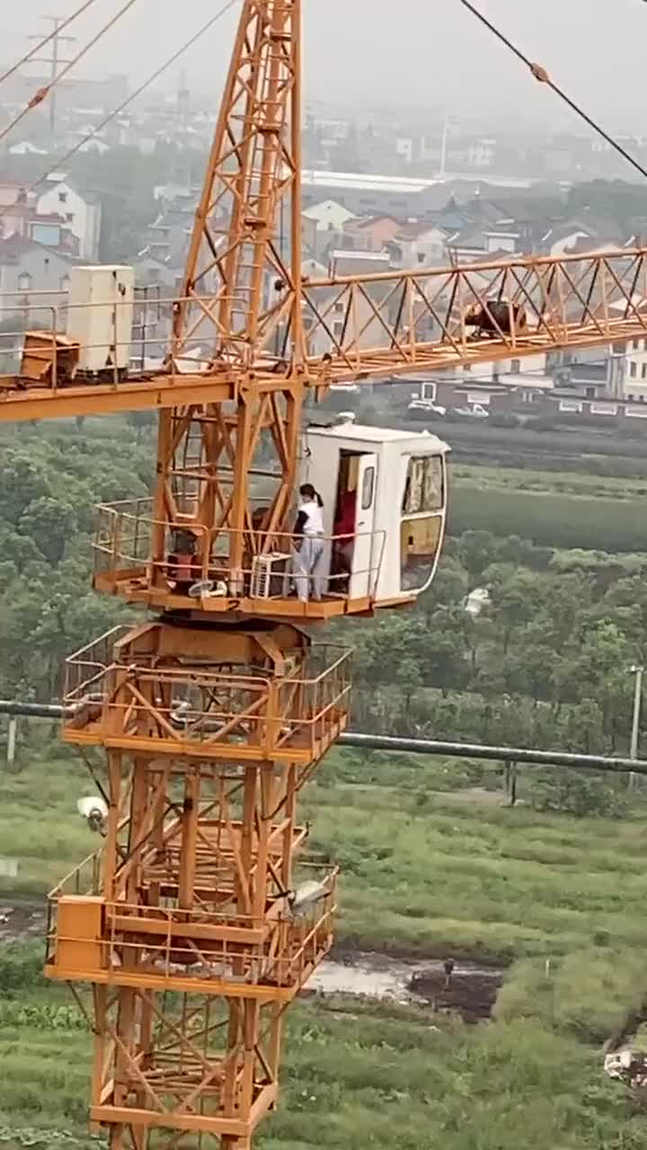 开塔吊的小美女,没事锻炼一下身材,心态还真不错!