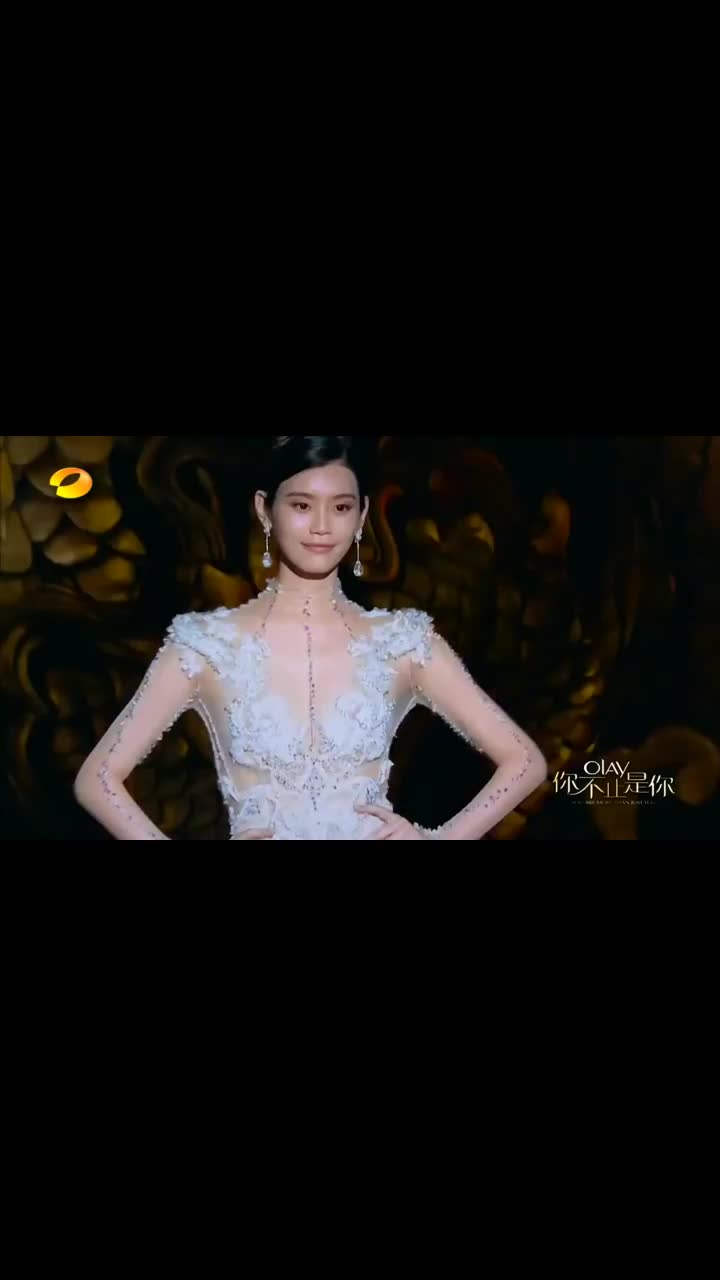奚梦瑶不愧是"维密超模",穿高定走t台,是真腿长一米八!