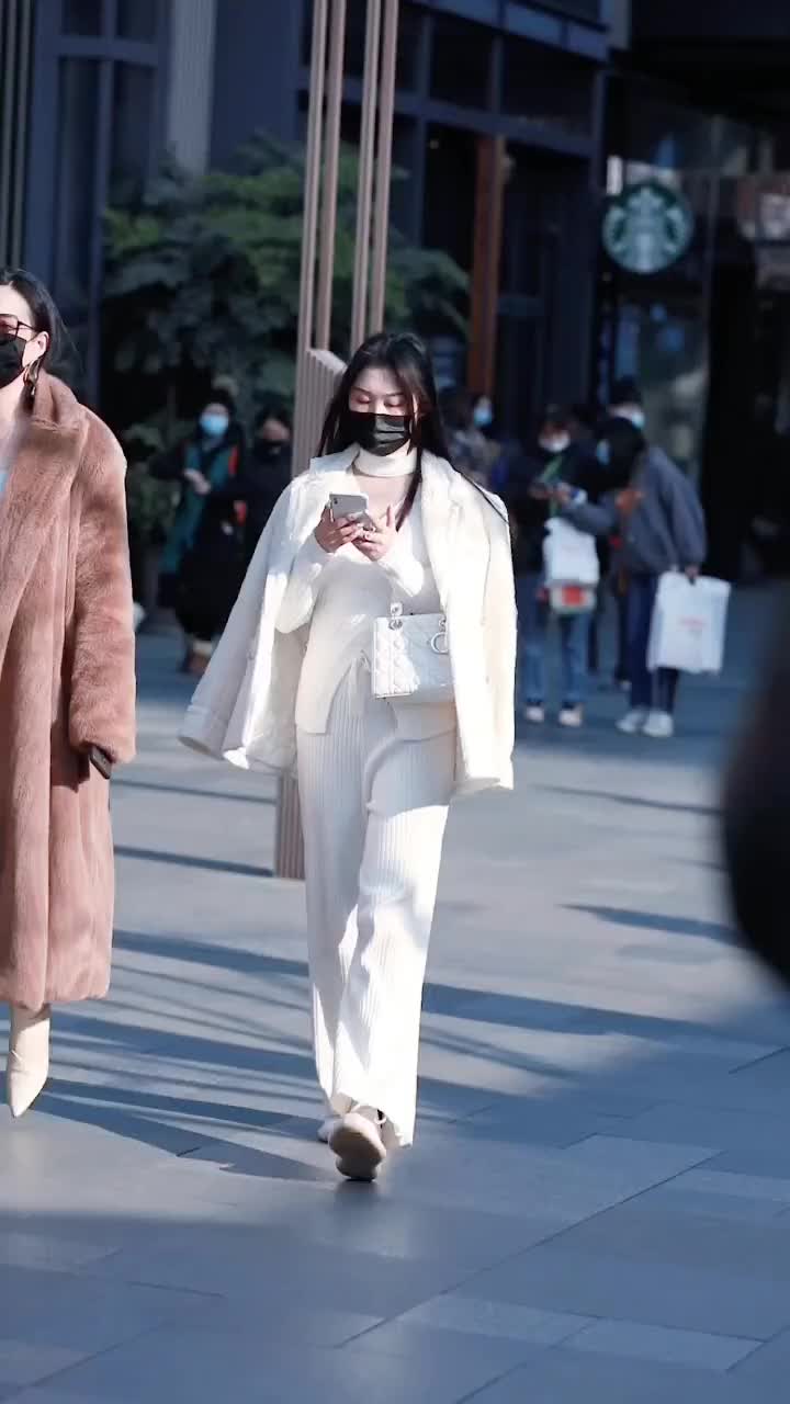 披着衣服_披着衣服的拼音