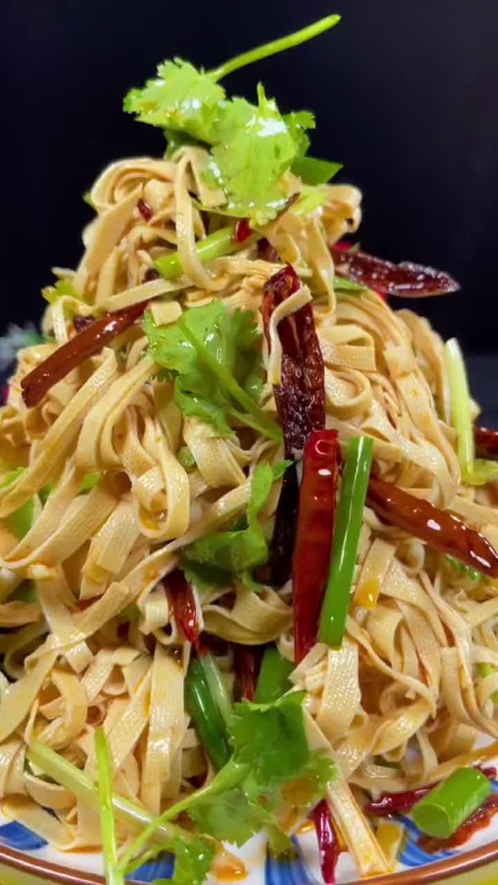 天气一天比一天热做到炝拌干豆腐丝吧非常好吃