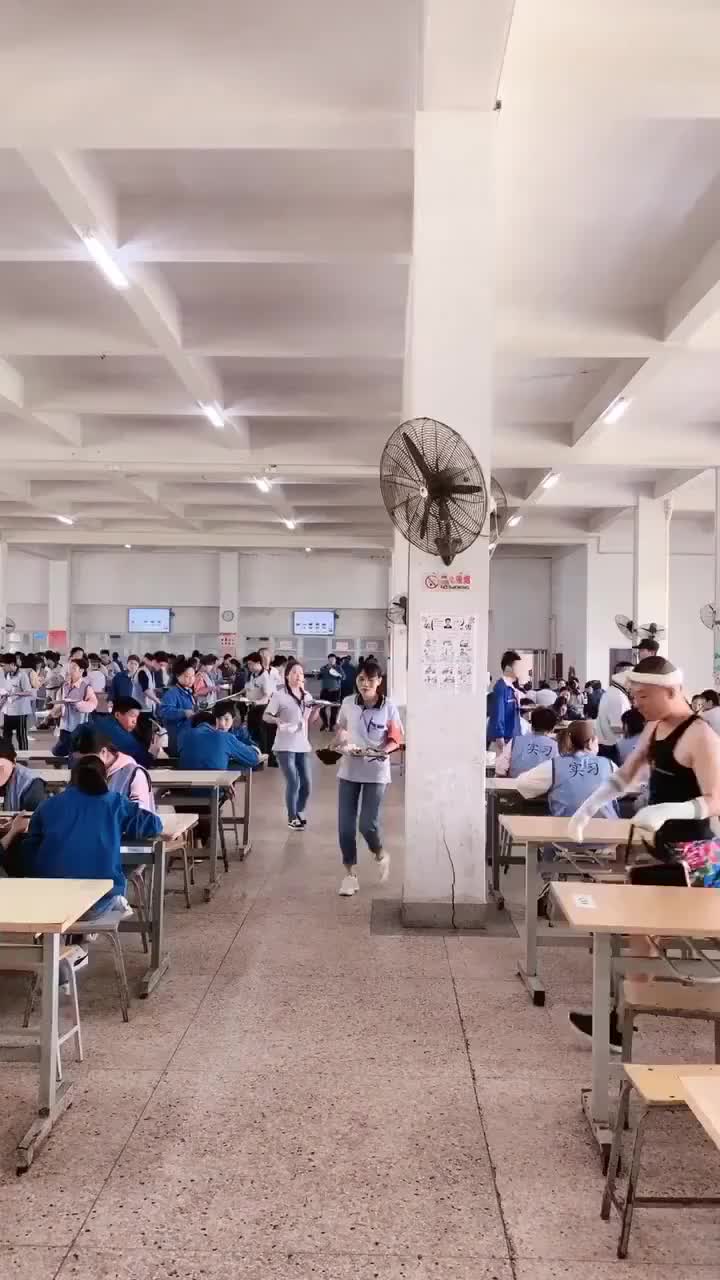 这是厂里的一哥跟这样的人在一起上班