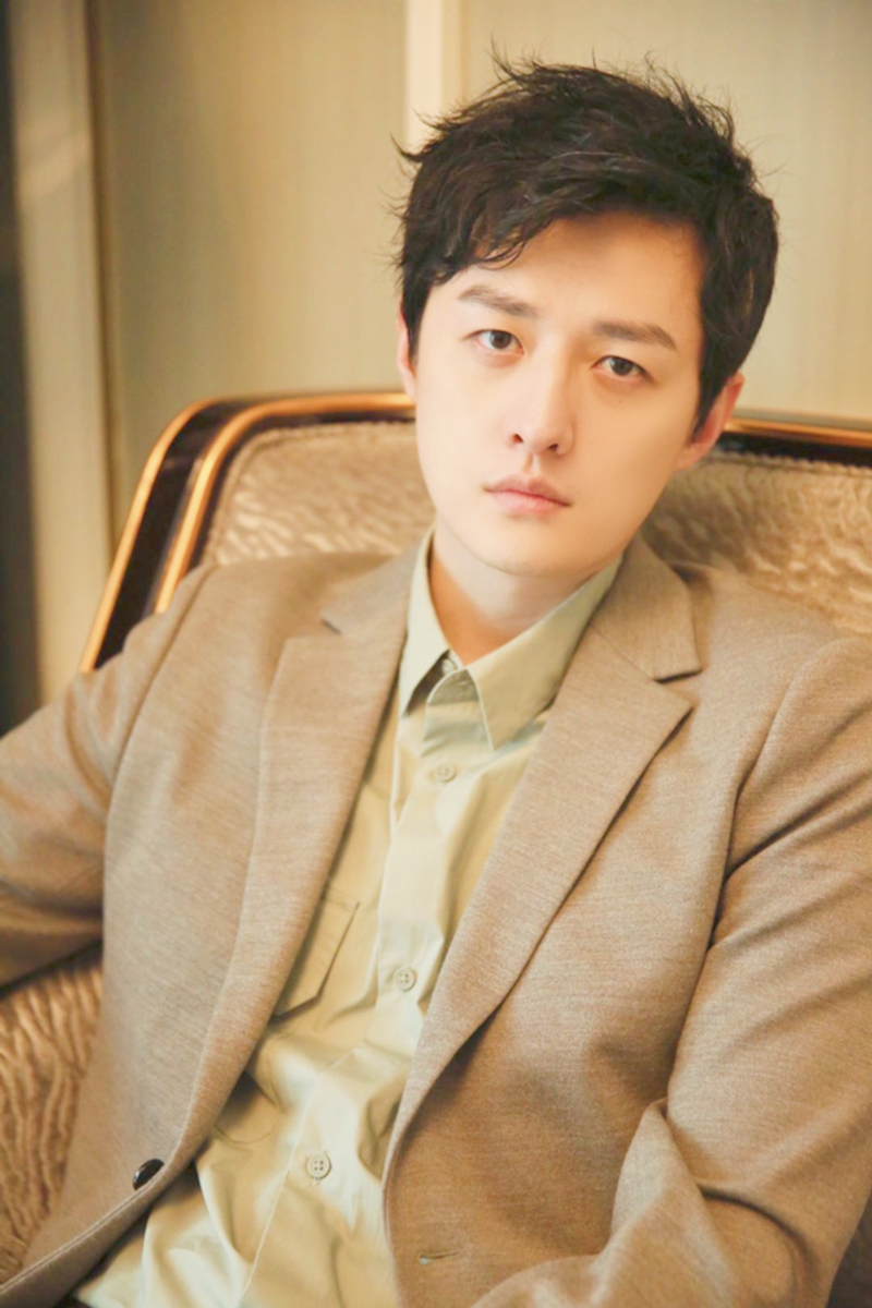 胡耘豪受邀参加时尚活动 西装亮相尽显优雅魅力|胡耘