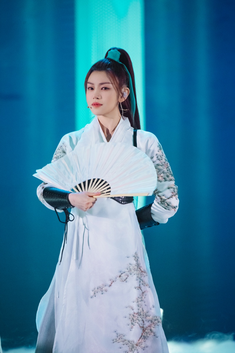 据悉,《乘风破浪的姐姐第二季》于每周五中午十二点上线,更多精彩不容