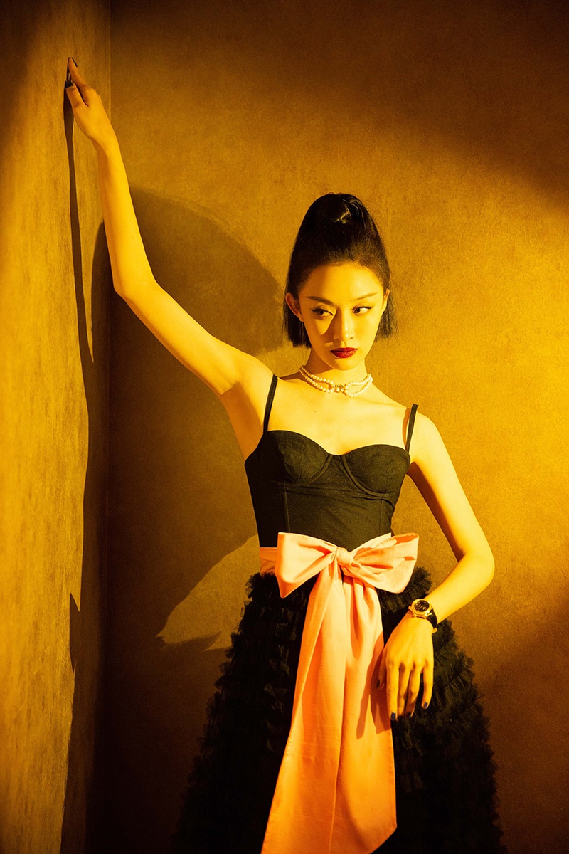 孙佳雨亮相品质盛典 红毯新人黑裙红唇明艳动人