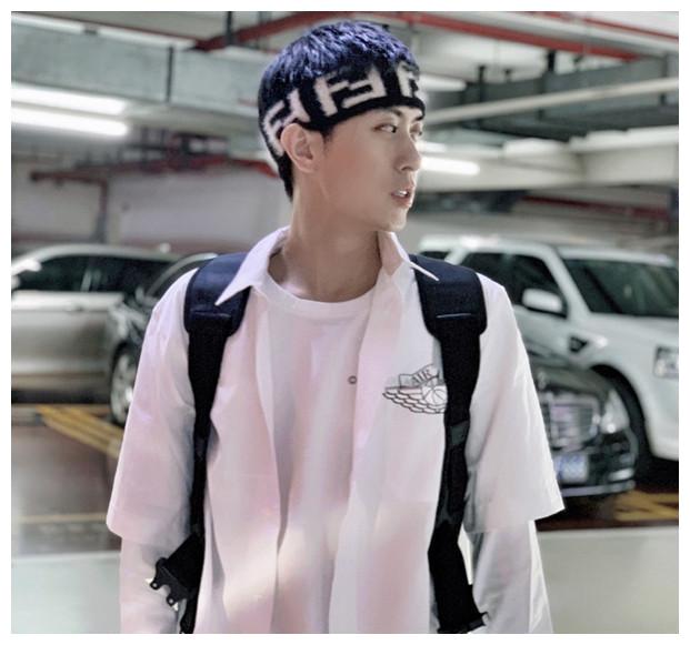 秦奋有多低调出远门挤火车遭吐槽网友这是你买的新车