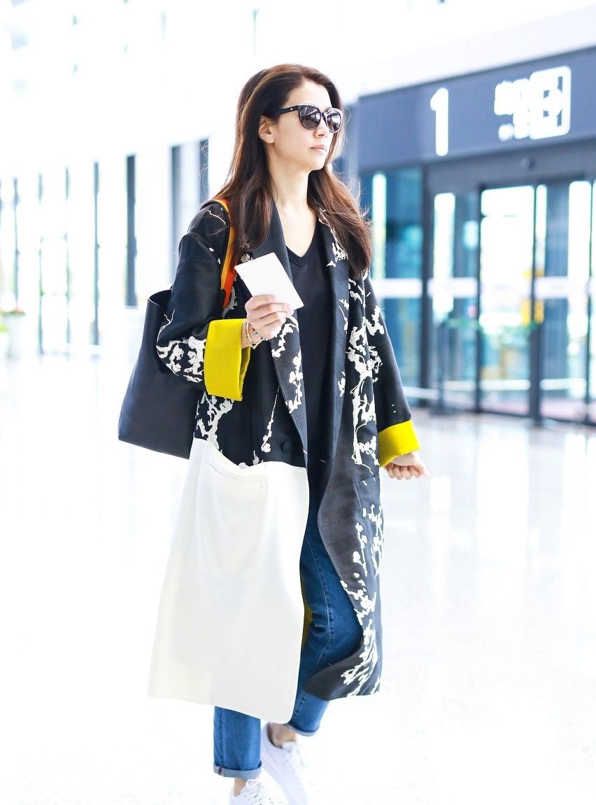 袁咏仪机场美照,休闲装扮的她,气质优雅大方,气场十足!