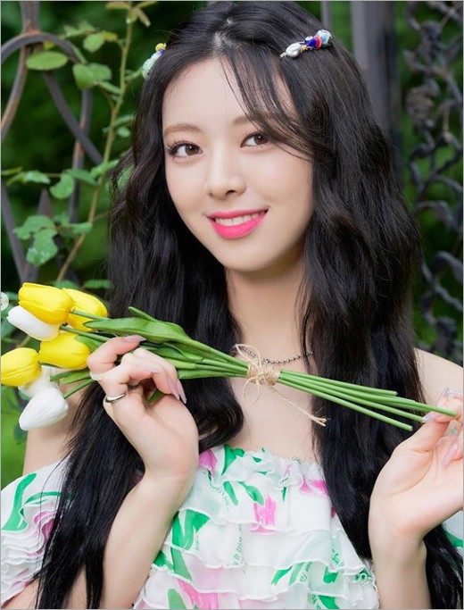 韩国女团itzy成员yuna近照曝光 碎花裙装衬雪肌__财经头条
