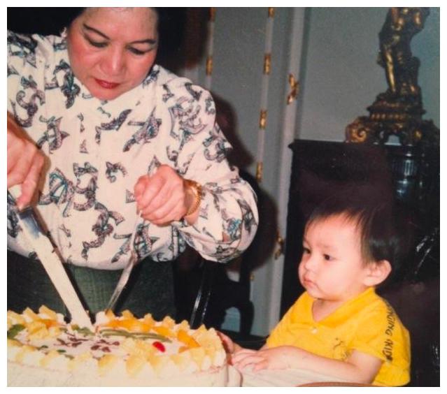 那时候的霍启文年纪还小,但是当他庆生的时候,他可以安静的坐在餐桌前