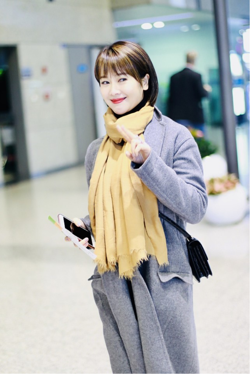 左小青43岁也有女团感用大衣把自己裹严实越看越显少女可爱