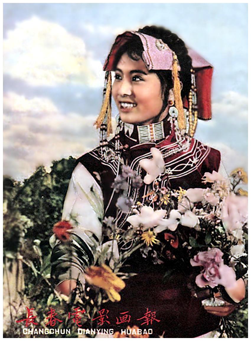 她的父亲》由峨影厂,长影厂摄制,《五朵金花》导演王家乙执导,陈学洁