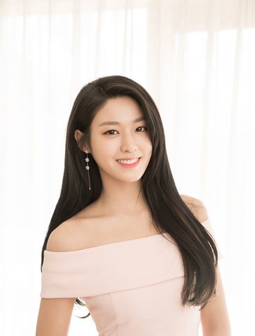 aoa成员金雪炫,其实也是个小可爱啊,精致的五官简直不要太美!