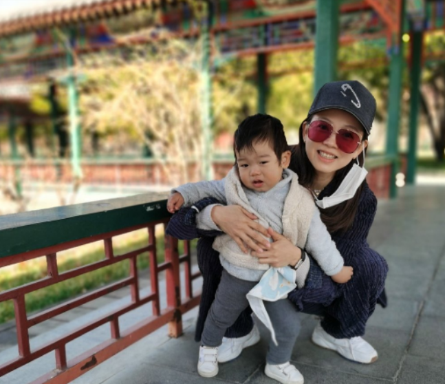 前央视主持罕曝近况,家里院子堪比公园,孩子衣服却不过百元?