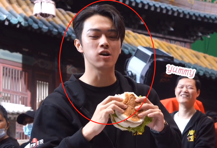 于正《尚食》开机!许凯吴谨言吃同个汉堡,失去美颜的五官很真实