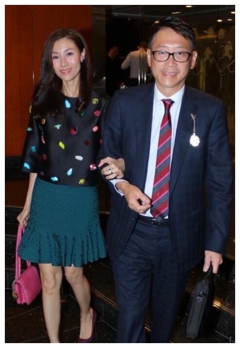 李嘉欣恋李嘉诚为何遭非议最后转身嫁给富豪许晋亨终得幸福
