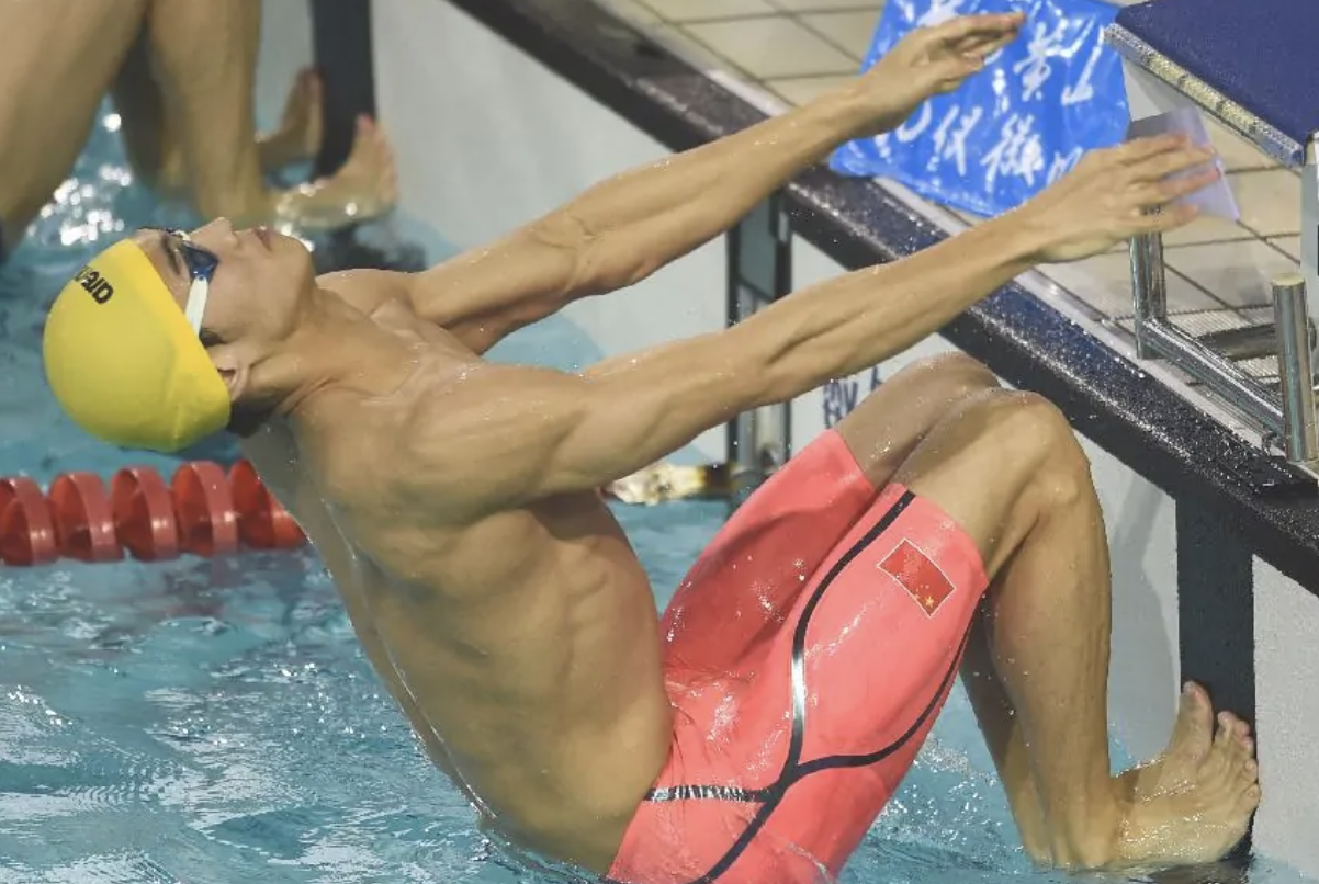 带病出战!徐嘉余男子100米仰泳决赛取得第五名,俄罗斯包揽前二