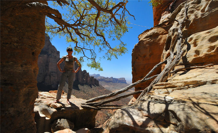 就像是攀岩一样,每个落脚点都不得含糊,只要稍微不慎就会跌入山谷性命