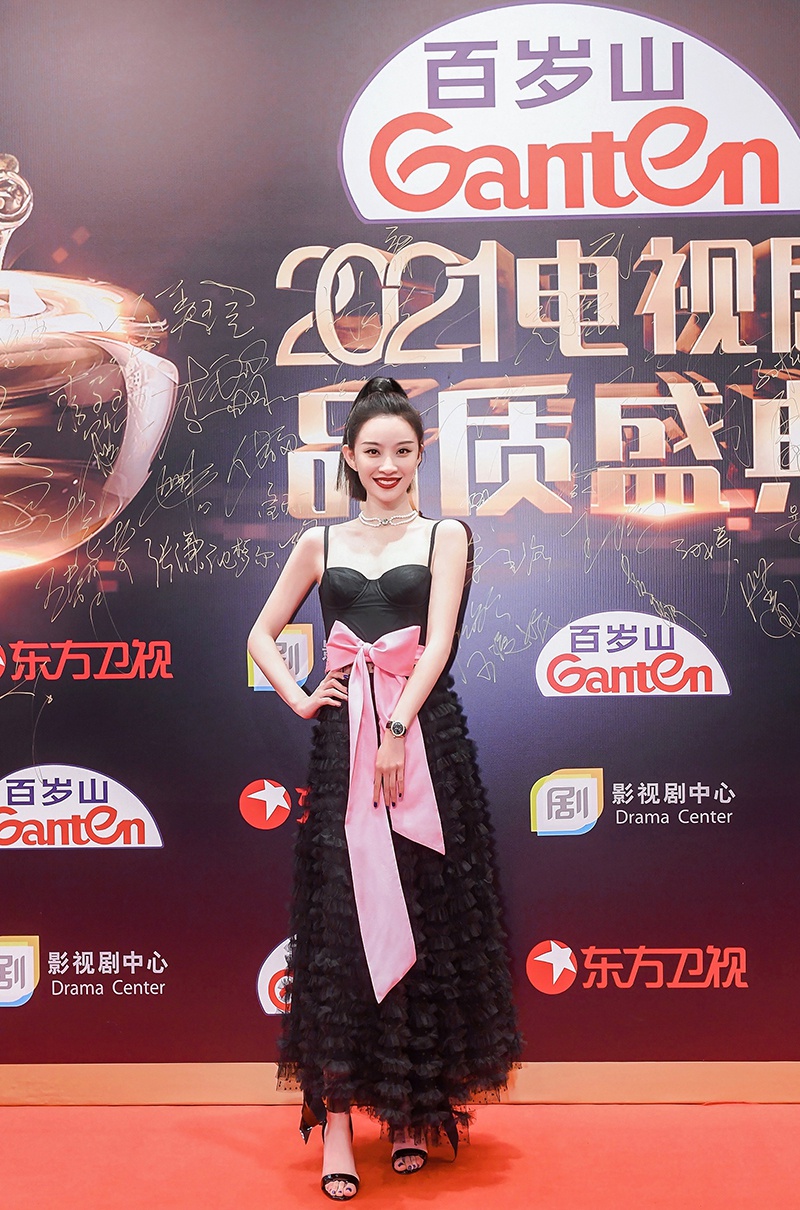 孙佳雨亮相品质盛典 红毯新人黑裙红唇明艳动人