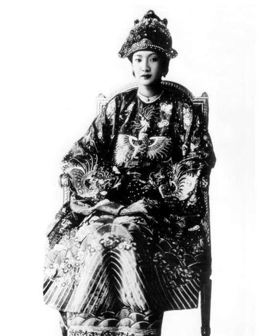 直击越南末代皇后的真容,略施粉黛就足以倾国倾城