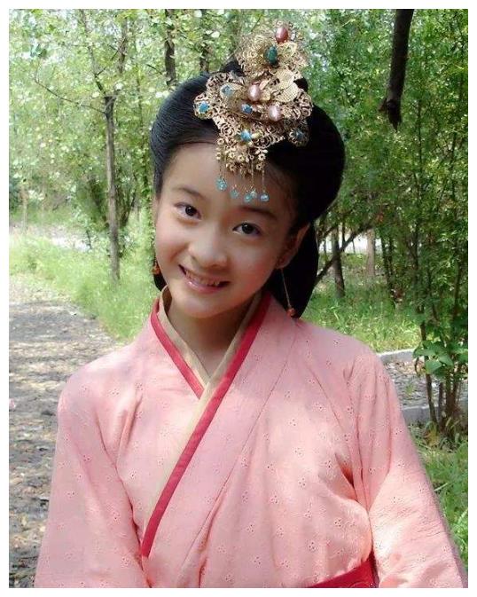 张雪迎晒童年照片,眼袋与现在如出一辙,出道17年章子怡都带不火