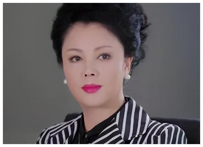 曾被家暴的著名女星于小慧,带儿子净身出户后,如今依旧美丽