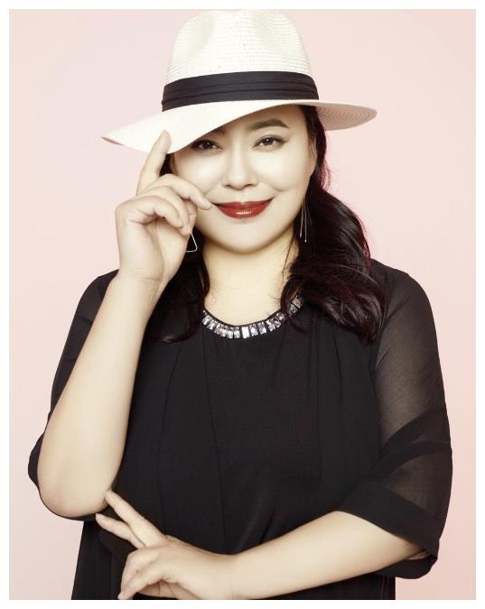 弃养高位截瘫养子,得罪500位导演被封杀,49岁爱上90后小鲜肉