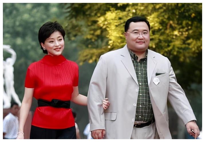 52岁杨澜一家近照曝光,老公隐藏了23年,女儿长得比她还美