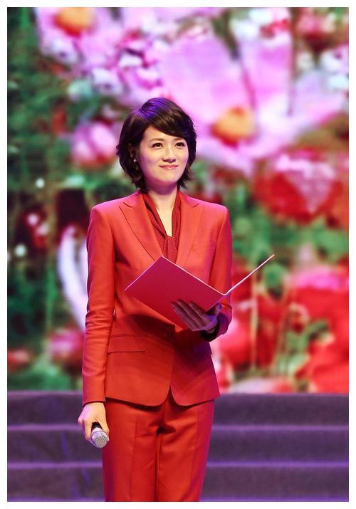 央视美女主播董丽萍,长相甜美还是学霸,如今40岁,依然单身