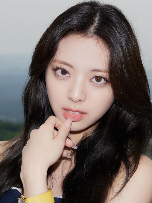 韩国女团itzy成员yuna近照曝光 碎花裙装衬雪肌__财经头条