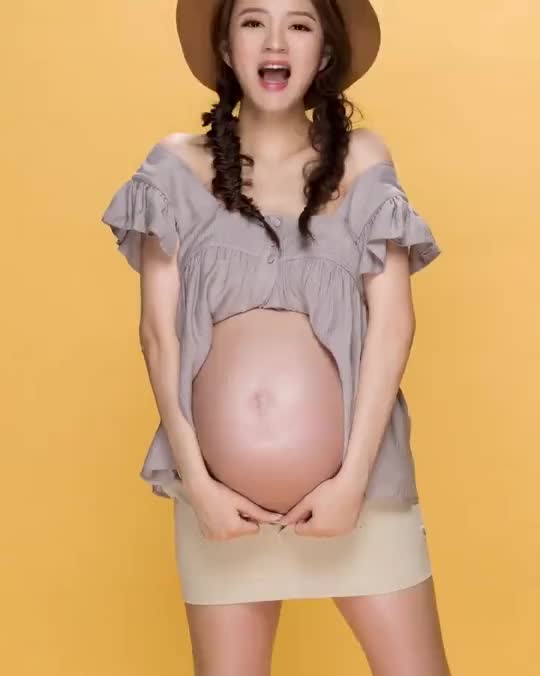安以轩曝光了一组孕肚视频,风格百变