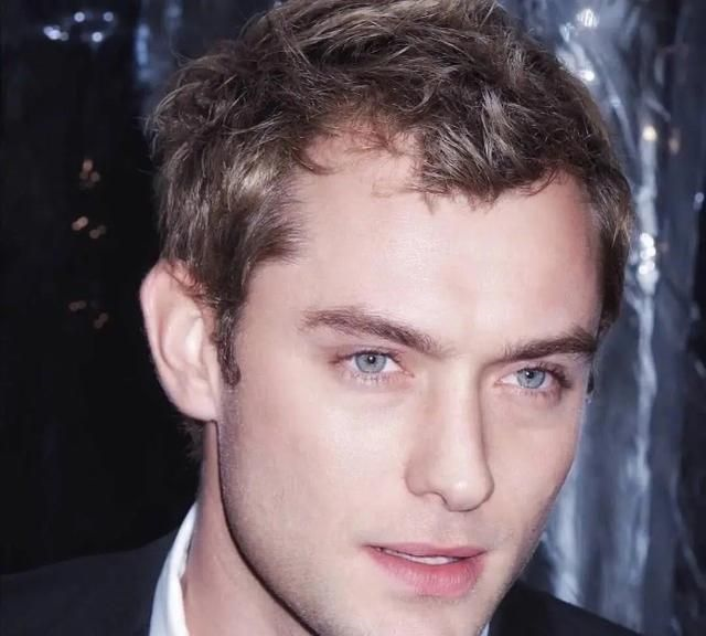 裘德洛不浪费自己好基因和新任妻子第六个孩子出世变身奶爸