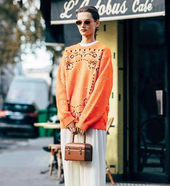 路人街拍:图一小姐姐橘黄色的上衣搭配白色裤子,好看又时尚!