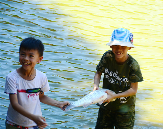 佛山渔耕园将中国古老的捕鱼方式都复原了,六一带孩子去当小渔夫