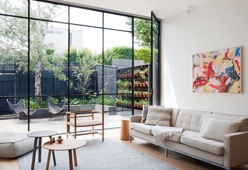 采用玻璃落地窗设计,让整个客厅每天都充满阳光,完全满足居住者对光照