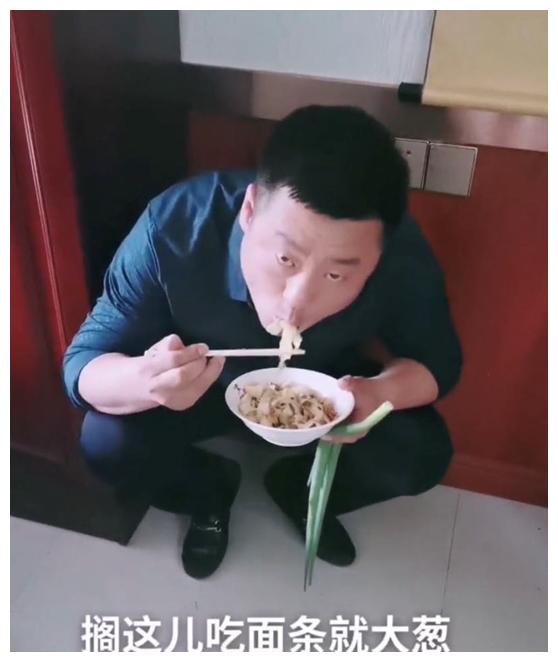 宋晓峰蹲墙角吃面条,曾直播破亿收徒三拜九叩,被指"飘了"