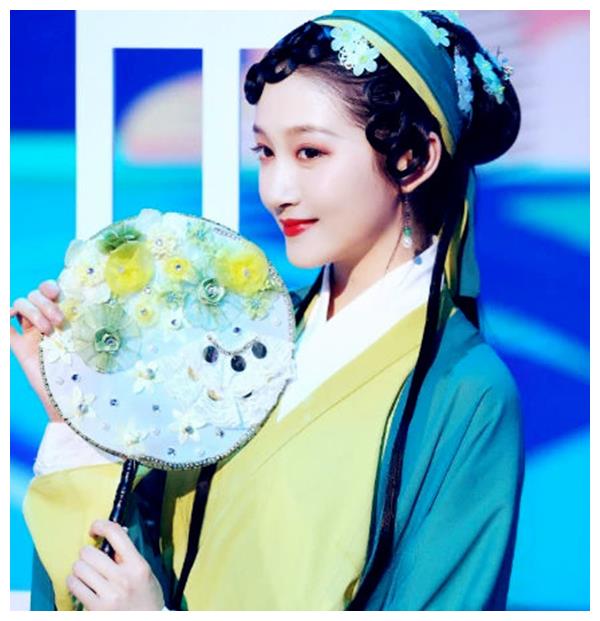 饰演"青蛇"的6位演员,前5位都有模有样,唯独她让人笑出鼻涕