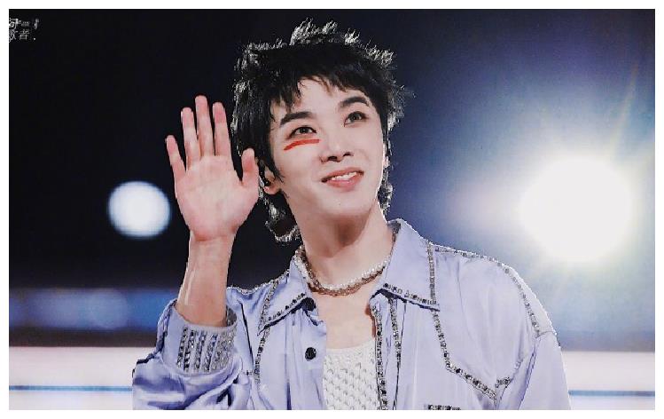 华晨宇戴面具唱歌好稳网友晨宇在开火星演唱会吧