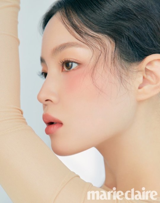 韩国女艺人李夏怡最新《嘉人》杂志写真曝光