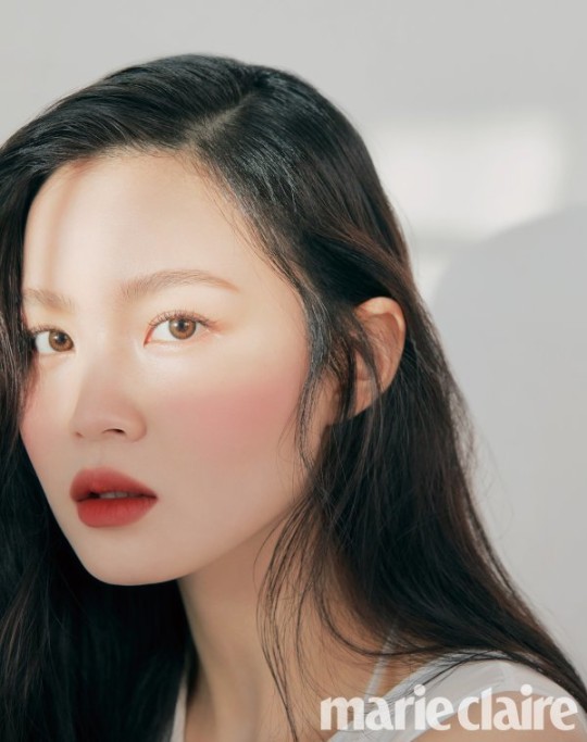 韩国女艺人李夏怡最新《嘉人》杂志写真曝光